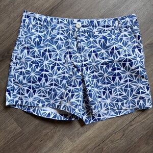 Crown & Ivy Blue and White Patterned Caroline Women's Shorts - Size 8
